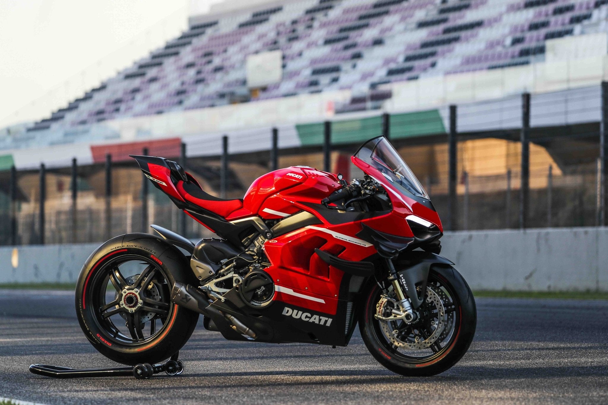 Superleggera V4: Die ultimative Fusion von Rennsporttechnik und Straßenperformance